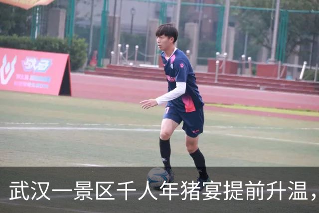 武汉一景区千人年猪宴提前升温，单场突破230桌，众人围坐吃乡村大席